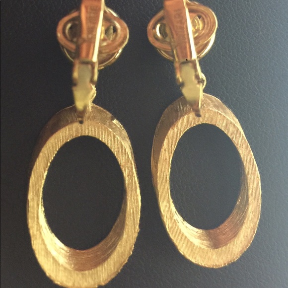 Vintage Trifari clip on earrings - Picture 2 of 3